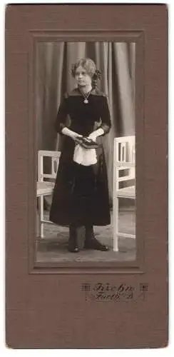 Fotografie Krehn, Fürth, Porträt eines Mädchens mit Bibel