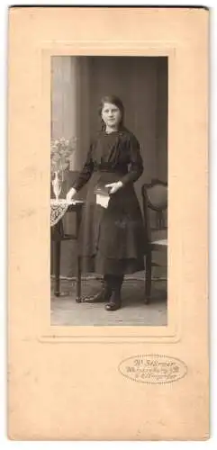 Fotografie W. Stürmer, Weissenburg, Junge Frau mit Buch neben Blumenarrangement