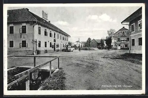 AK Hörsching /Ob.-Donau, Gasthaus mit Strassenpartie und Bus
