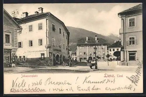 AK Lienz /Tirol, Johannesplatz mit Geschäften u. Weg zur städt. Schwimm- u. Badeanstalt