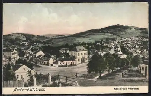 AK Nieder-Fellabrunn, Ortsansicht mit Strassenkreuzung und Bergpanorama
