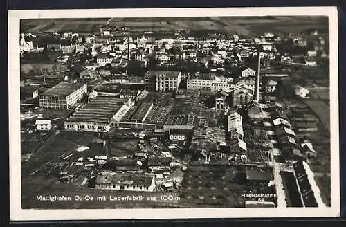 AK Mattighofen /O. Oe, Totalansicht mit Lederfabrik, Fliegeraufnahme