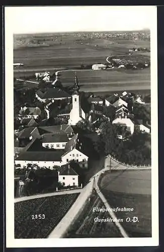 AK Gunskirchen /O.-D., Strassenpartie mit Kirche, Fliegeraufnahme