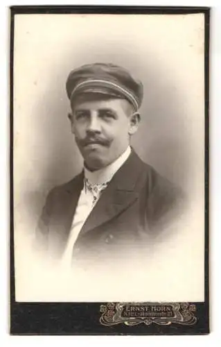 Fotografie Ernst Horn, Kiel, Holstenstrasse 21, Porträt eines Studenten mit Schirmmütze