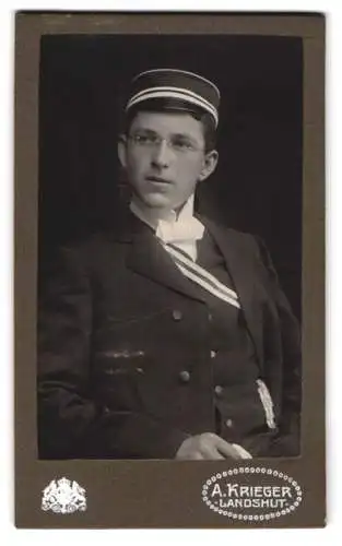 Fotografie Alois Krieger, Landshut, Altstadt 82, Porträt eines jungen Studenten mit Couleur
