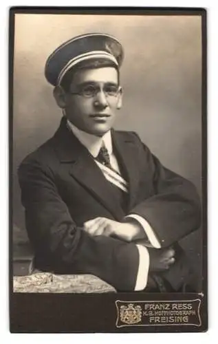 Fotografie Franz Ress, Freising, Am Wörth 100, Porträt eines jungen Studenten mit Couleur und Schirmmütze