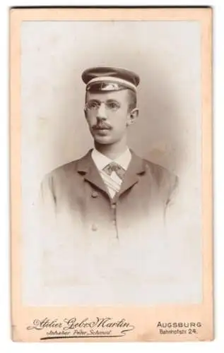 Fotografie Atelier Gebr. Martin, Augsburg, Bahnhofstr. 24, Porträt eines Studenten mit Schirmmütze und Couleur