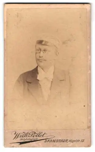 Fotografie Wilh. Pöllot, Darmstadt, Hügelstr. 59, Porträt eines Studenten mit Zwickerbrille und Couleur