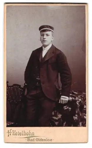 Fotografie Hermann Ketelhohn, Bad Oldesloe, Am Markt, Portrait eines jungen Studenten im eleganten Anzug
