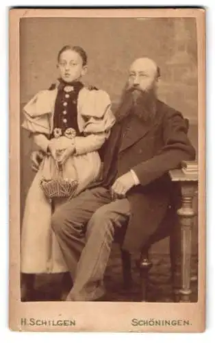 Fotografie H. Schilgen, Schöningen, am Bahnhof, Portrait eines Mannes mit Vollbart nebst seiner Tochter