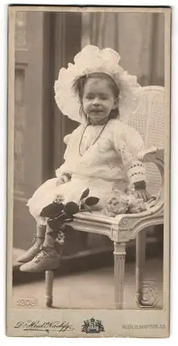 Fotografie D. Heid Nachf., Wien, III. Hauptstrasse 33, Porträt eines kleinen Mädchens mit Hut im weissen Kleid