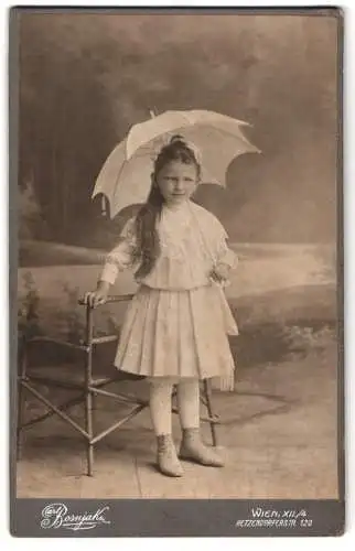 Fotografie Carl Bosnjak, Wien, Hetzendorferstrasse 120, schielendes Mädchen mit Sonnenschirm und Sommerkleid