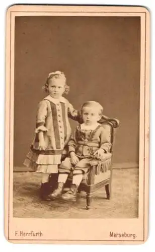 Fotografie F. Herrfurth, Merseburg, Brühl 4, zwei Kinder in historischer Kleidung