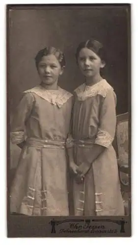 Fotografie Chr. Jessen, Delmenhorst, Wissensstrasse 3, Zwei junge Mädchen in eleganter Kleidung
