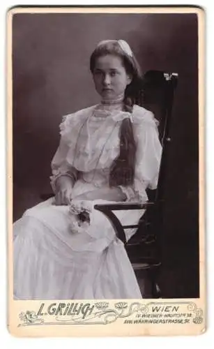 Fotografie L. Grillich, Wien, Wiedner Hauptstrasse 12, Mädchen in weissem Kleid mit langem Zopf, Haarschleife