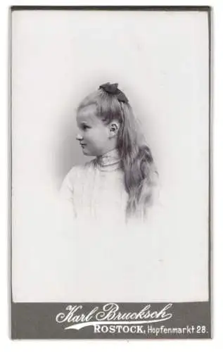 Fotografie Karl Brucksch, Rostock, Hopfenmarkt 28, junges Mädchen mit langen Haaren und Haarschleife
