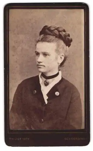 Fotografie Theodor List, Scheerding a. Inn, CDV Bildnis einer jungen Frau mit kunstvoller Frisur