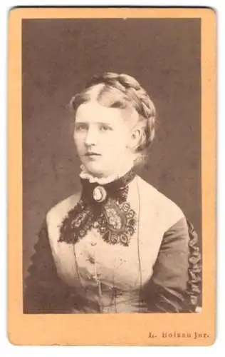 Fotografie L. Bolzau jnr., Bielefeld, Victoriastr. 283, Porträt einer Dame mit kunstvoll geflochtener Frisur