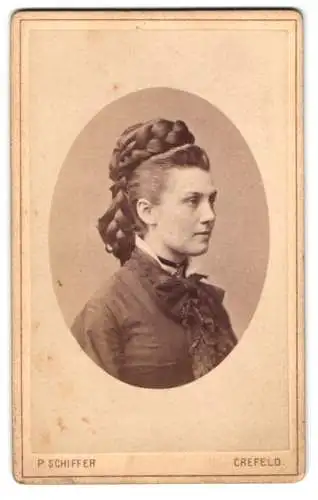 Fotografie P. Schiffer, Crefeld, Neue Linnerstrasse 5 G, Portrait einer Dame mit kunstvoll geflochtener Frisur