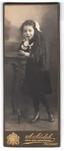 Fotografie A. Adolph, Passau, CDV eines jungen Mädchen mit hüftlangen offenen Haaren, Haarschleife