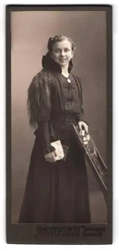 Fotografie Photokunst, Dresden, Seestrasse 21, junge Frau mit langem Haar und Buch