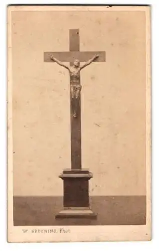 Fotografie W. Breuning, Hamburg, Steindamm 144, Kruzifix auf einem Sockel