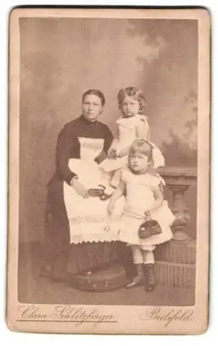 Fotografie Clara Schlitzberger, Bielefeld, Amme mit ihren beiden Zöglingen