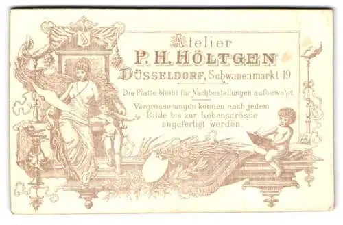 Fotografie P.H. Höltgen, Düsseldorf, Schwanenmarkt 19, Frau betrachtet Fotografie nebst Kind