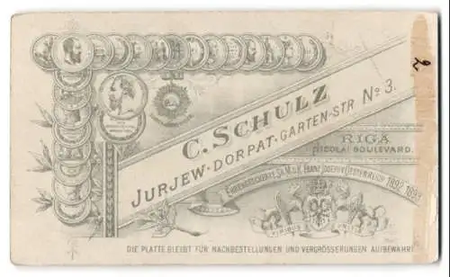 Fotografie C. Schulz, Jurjew-Dorpat, Garten-Str. 3, Anschrift des Atelier nebst Medaillen und Wappen