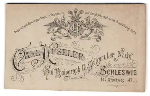 Fotografie Carl Hüseler, Schleswig, Stadtweg 147, Wappen mit Monogramm des Fotografen über Anschrift
