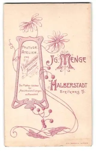 Fotografie Jg. Menge, Halberstadt, Breiteweg 15, Blumen als florale Verzierung umringen Anschrift des Ateliers