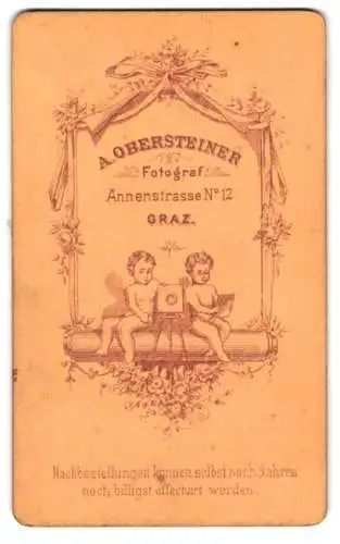 Fotografie A. Obersteiner, Graz, Annenstrasse 12, zwei Kinder mit einer Plattenkamera betrachten Fotografie