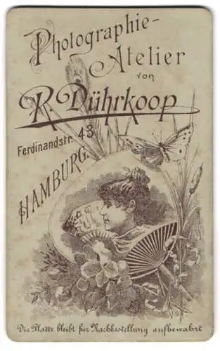Fotografie R. Dührkoop, Hamburg, Ferdinandstr. 43, Damenporträt mit Fächer und Schmetterling
