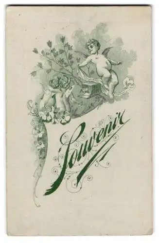 Fotografie unbekannter Fotograf und Ort, Putto mit Plattenkamera und zwei Feen