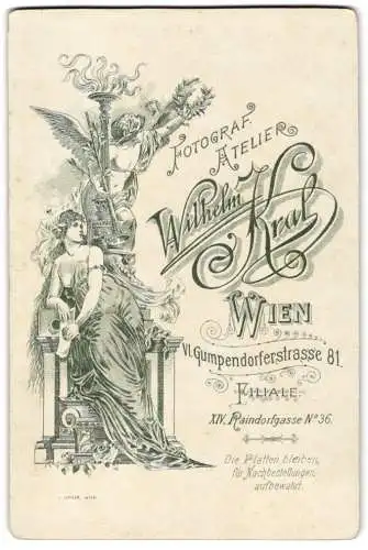 Fotografie Wilhelm Kral, Wien, Gumpendorferstrasse 81, Frau mit Plattenkamera wird von Engel beschützt