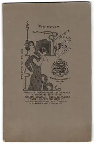 Fotografie G. Brunel, Lugano, Frau im Jugendstil bedient eine Plattenkamera