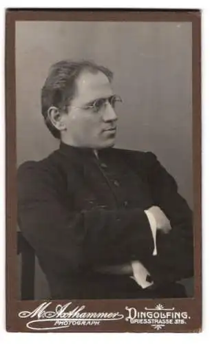 Fotografie M. Arthammer, Dingolfing, Griesstrasse 375, Pastor im Talar mit Brille