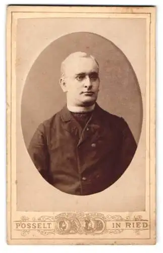 Fotografie Karl Posselt, Ried, Kirchenplatz 46, Porträt eines Pfarrers im Anzug mit Kollar