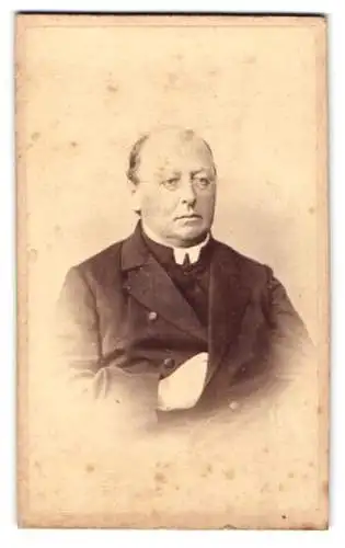 Fotografie H. Th. Hudemann, München, Sonnenstrasse 11, Pastor im Anzug mit Kollar und Brille