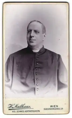 Fotografie H. Mathaus, Wien, IV. Belvederegasse 27, Pastor im Talar mit Kollar