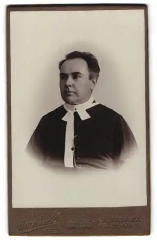 Fotografie C. Madl, Wels, Wallererstrasse 13, Geistlicher im Talar mit Kollar und Beffchen
