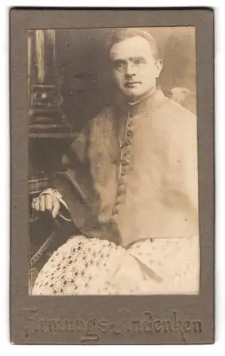Fotografie unbekannter Fotograf und Ort, Pastor zur heiligen Firmung im Gewand mit Kruzifix, 1918