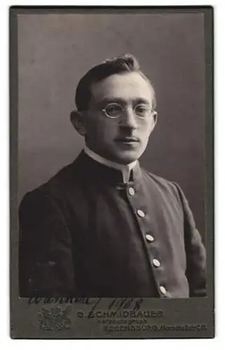 Fotografie G. Schmidbauer, Regensburg, Marschallstrasse 61, junger Pfarrer im Talar mit Kollar und Brille