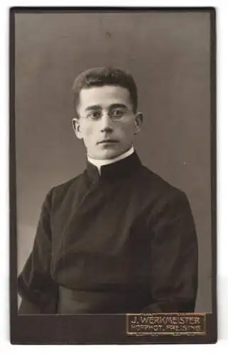 Fotografie J. Werkmeister, Freising, Würdevoller Pastor mit Kollar