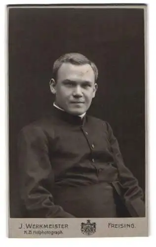 Fotografie J. Werkmeister, Freising, Amtsgerichtstr. 445, Porträt eines Pastors in geistlicher Kleidung