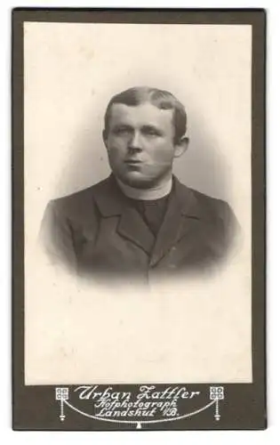 Fotografie Urban Zattler, Landshut, zwischen den Brücken 684, Pastor im Anzug mit Kollar