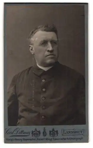 Fotografie Carl Dittmar, Landshut, Würdiger Pfarrer im Anzug mit Kollar und Brille