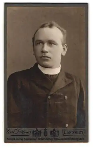 Fotografie Carl Dittmar, Landshut, Portrait eines jungen Pfarrers im Anzug mit Kollar