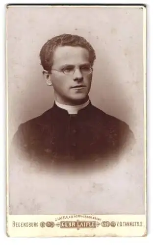 Fotografie J. Laifle, Regensburg, V. d. Tannstr. 2, junger Geistlicher im Talar mit Kollar