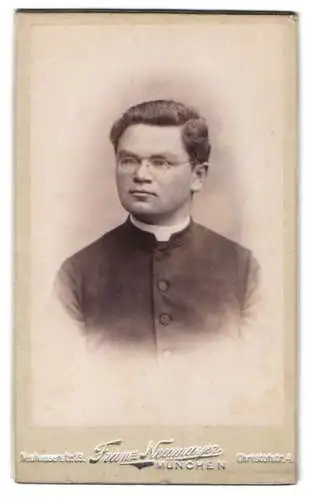 Fotografie Franz Neumayer, München, Neuhauserstr. 29, Pastor im Talar mit Kollar